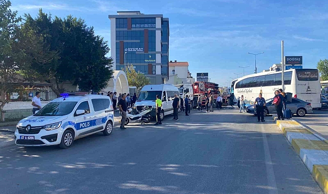 Antalya'nın Serik İlçesinde Yolcu Otobüsü, Minibüs Ve Vincin Karıştığı Kazada Otobüs Sürücüsü Yaralandı