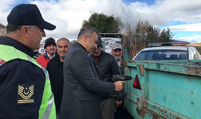 Ardahan Valisi Hayrettin Çiçek, traktöre reflektör taktı