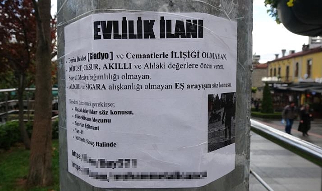 Babasını öldüren, annesini ve kardeşini bıçaklayan şahıs, Rize ve Trabzon'da direklere evlenme ilanları yapıştırmış