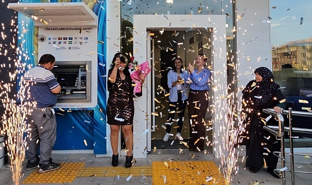 Banka çalışanı davul zurna eşliğinde emekli oldu