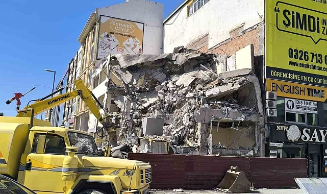 Başına moloz isabet eden işçi yaralandı