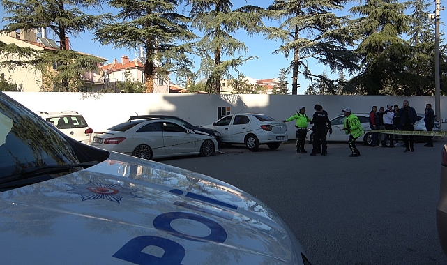 Bıçaklandıktan sonra otomobiliyle gitmek isterken bilinci kapanarak 3 araca çarpan şahıs hayatını kaybetti