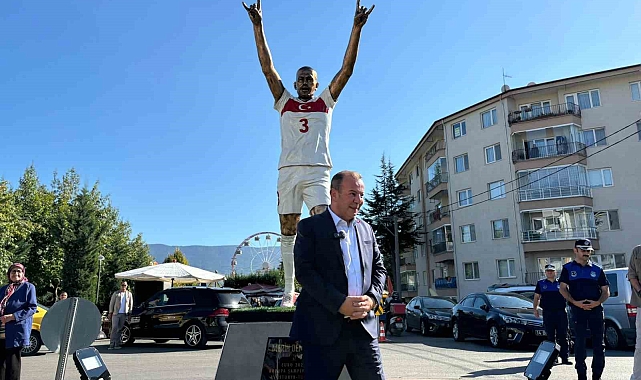 Bolu Belediye Başkanı Tanju Özcan, Merih Demiral'ın "Bozkurt" heykelini diktirdi