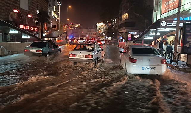Bursa'da yarım saat süren sağanak cadde ve sokakları göle çevirdi