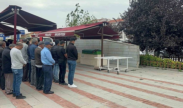 Çocuklarının gözü önünde komşu cinayetine kurban giden 2 çocuk annesi son yolculuğuna uğurlandı