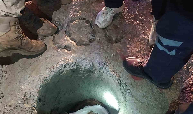 Çukura düşen kız çocuğu yoğun uğraşlar sonucu kurtarıldı