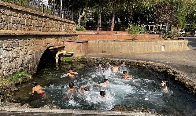 Diyarbakır'da çocuklar tarihi Anzele Suyu'na veda etmek için girdi