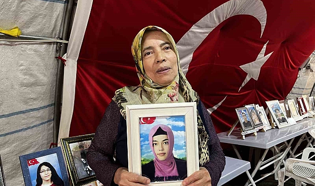 Diyarbakır'da oturma eylemini sürdüren aileler, "aileler dağıtıldı" haberlerine tepki gösterdi