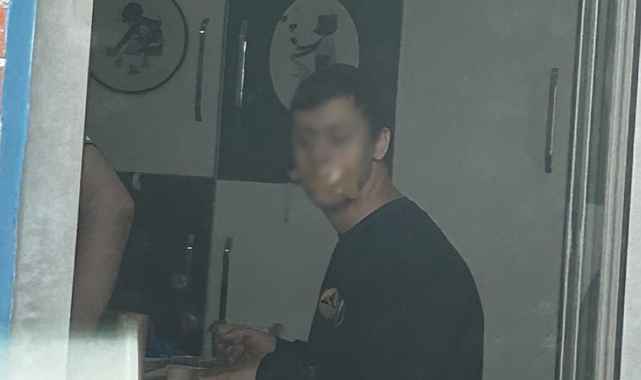 Down sendromlu bir öğrencinin koli bandıyla ağzının kapalı olduğu anlar sosyal medyada hızla yayıldı