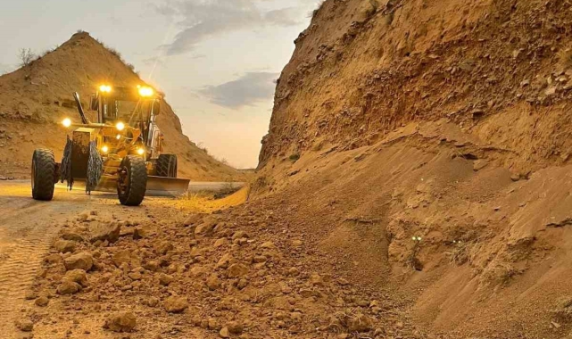 Elazığ'da deprem sonrası köy yollarına düşen taş ve kayalar kaldırıldı