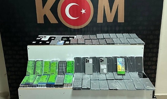 Erciş'te düzenlenen operasyonda çok sayıda kaçak cep telefonu ele geçirildi