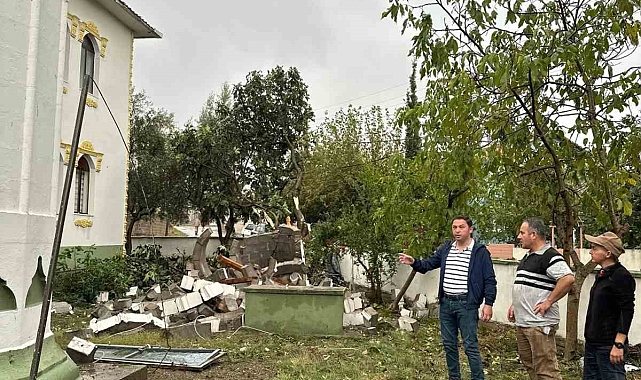 Etkili olan sağanak yağış ve fırtınada yıldırım düştü, cami minaresi yıkıldı