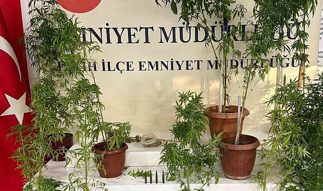 Fatih'te uyuşturucu operasyonnda 1 şüpheli yakalanarak gözaltına alındı.