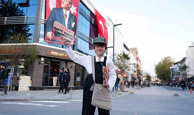 "Gazeteci Çocuk" dönemin kıyafetlerini giyerek Düzce sokaklarını arşınladı