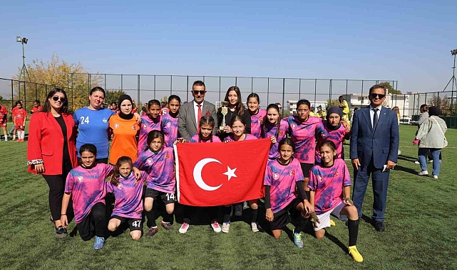 Genç Kızlar futbol takımları cumhuriyet için oynadı