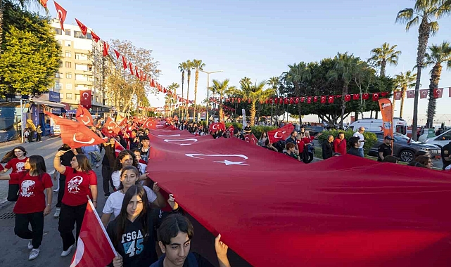Gençler, Cumhuriyet'in 101. yılını simgeleyen 101 metrelik Türk bayrağı taşıdı