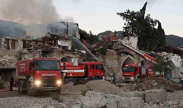Hatay'da 3 katlı ahşap binada çıkan yangın söndürüldü