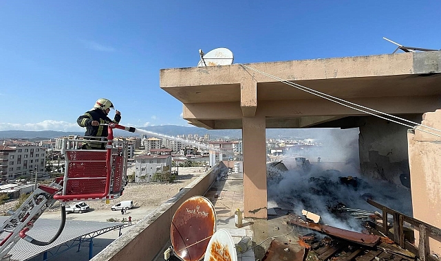 Hatay'da 4 katlı apartmanın çatısında yangın çıktı