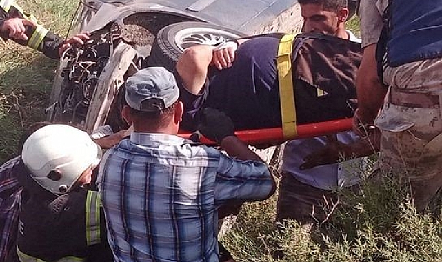 Hatay'da bir otomobil şarampole devrildi