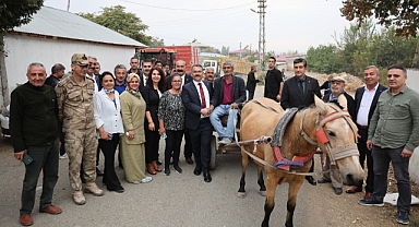 Iğdır Valisi Ercan Turan beraberinde heyetle Yaycı Köyünde
