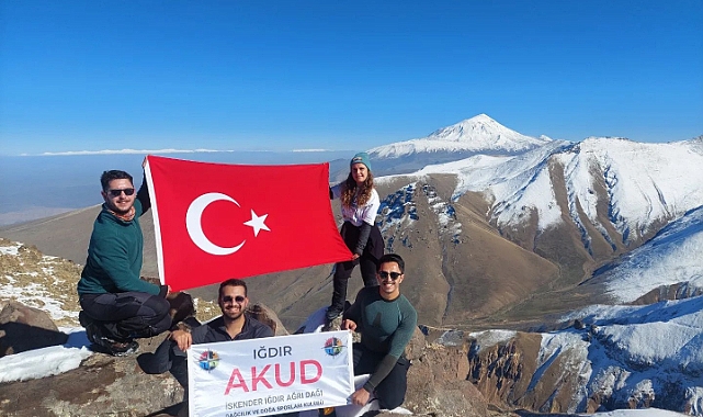 Iğdırlı Dağcılar 3210 metrede Cumhuriyet Bayramını kutladı