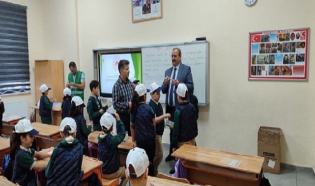 Iğdırlı minik öğrencilere Kahraman Çevreci rozeti