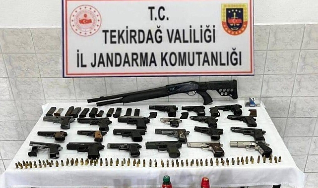 Jandarmanın elini attığı her yerden silah ve alkol çıktı