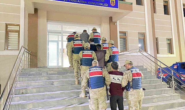 Kaçak göçmen operasyonunda 4 kaçak göçmen ve 2 organizatör yakalandı