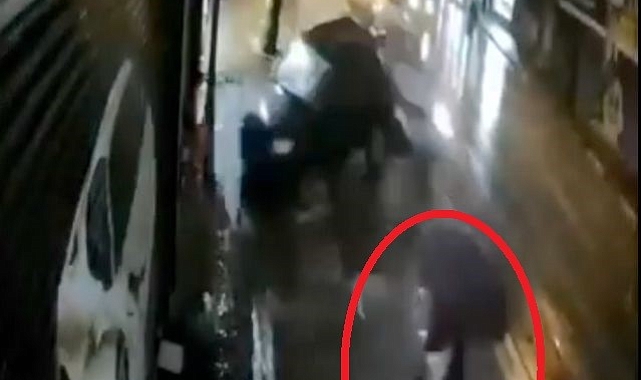 Kaldırım üzerinde bulunan yaya, aracın altında kalmaktan son anda kurtuldu