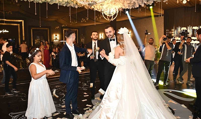 Karahan ve Karageçili Aşiretlerinin düğününde paralar havada uçuştu