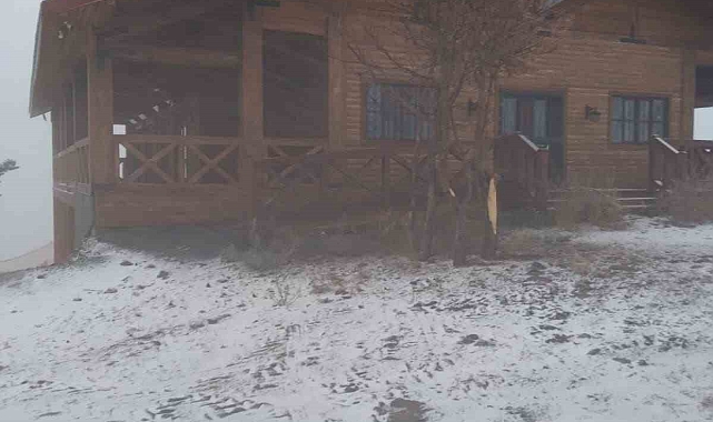 Kars'ın Sarıkamış ilçesine mevsimin ilk karı düştü