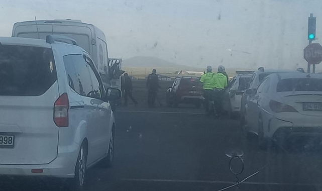 Kars'ta  meydana gelen trafik kazası Araçlardan biri yan yattı
