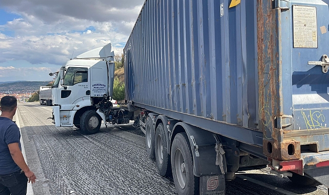 Kayganlaşan yolda seyir halindeki tır bariyerlere çarparak durabildi