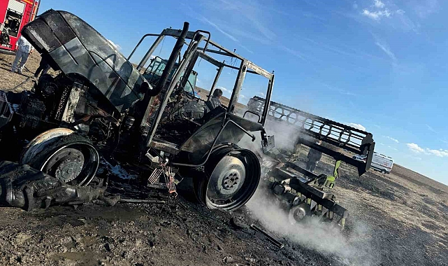 Kırklareli'nin Lüleburgaz İlçesinde  Tarla Süren Traktör Yandı