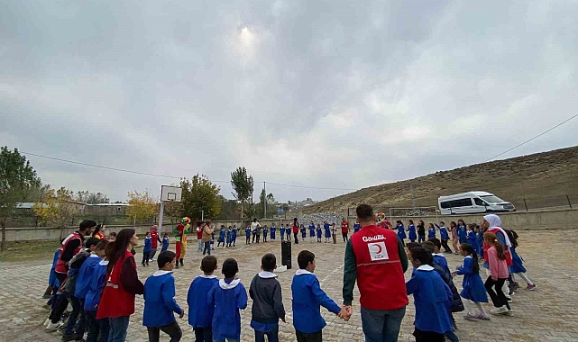 Kızılay'ı Ağrı Şubesi gönüllüleri, öğrencileri kucaklamaya devam ediyor