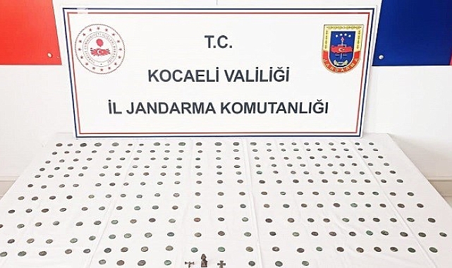 Kocaeli'nin Gebze ilçesinde durdurulan araçta tarihi eser obje ve sikkeler bulundu