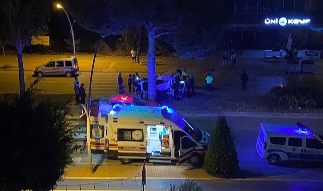 Kontrolden çıkan otomobil ağaca çarptı