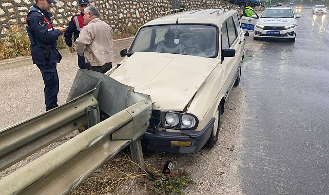 Kontrolden çıkan otomobil bariyere çarptı