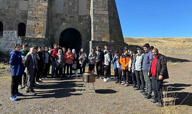 Lise öğrencilerinin Kiremitlik Tabya'da tarih dersi