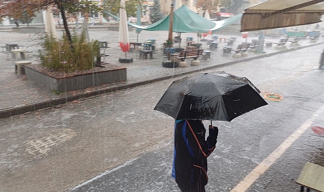 Malazgirt'te yağmur ve dolu vatandaşlara zor anlar yaşattı