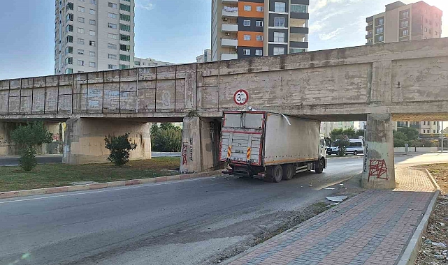 Mersin'in Tarsus İlçesinde Kamyon Köprü Altında Sıkıştı