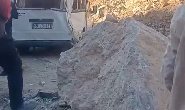 Minibüsün üzerine dev kaya parçaları düştü