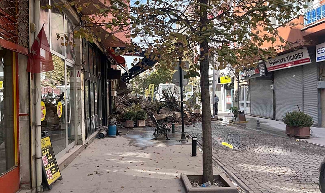 Molozlar sokağı kapattı