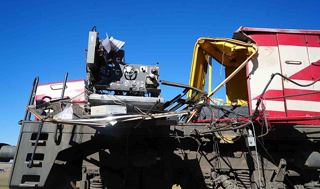 Muş'ta yolcu treni beton pompasına çarptı