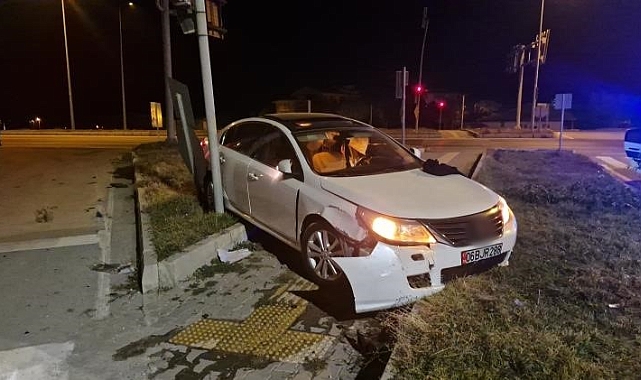 Otomobil yaya kaldırımına çıktı 2 kişi yaralandı