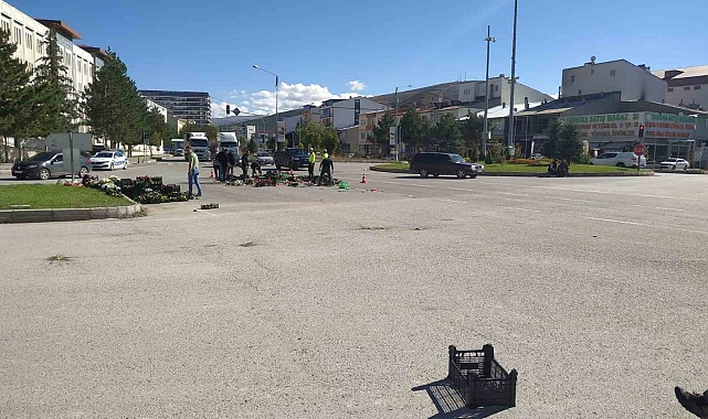 Pikap içerisindeki sebzeler meyveler yola saçıldı