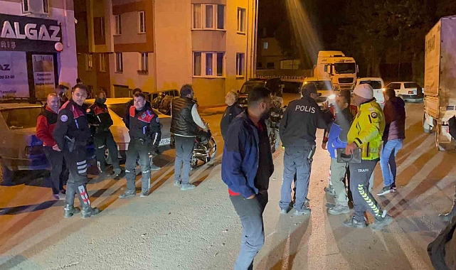 Plakasız motosiklet sürücüsü polisten kaçarak kazaya neden oldu