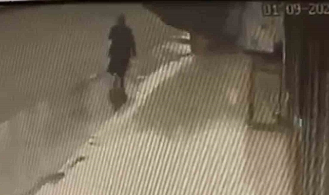 Reklam tabelası yaşlı kadının üzerine düştü
