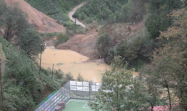 Rize'nin Çayeli ilçesinde heyelanı korku ve panik yarattı