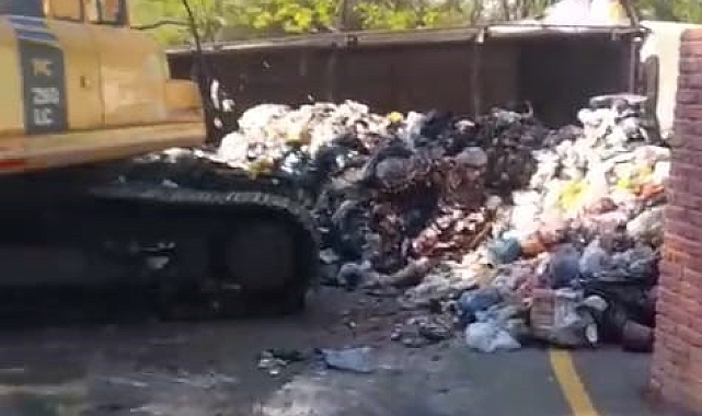 Sakarya'da çöp kamyonu devrildi